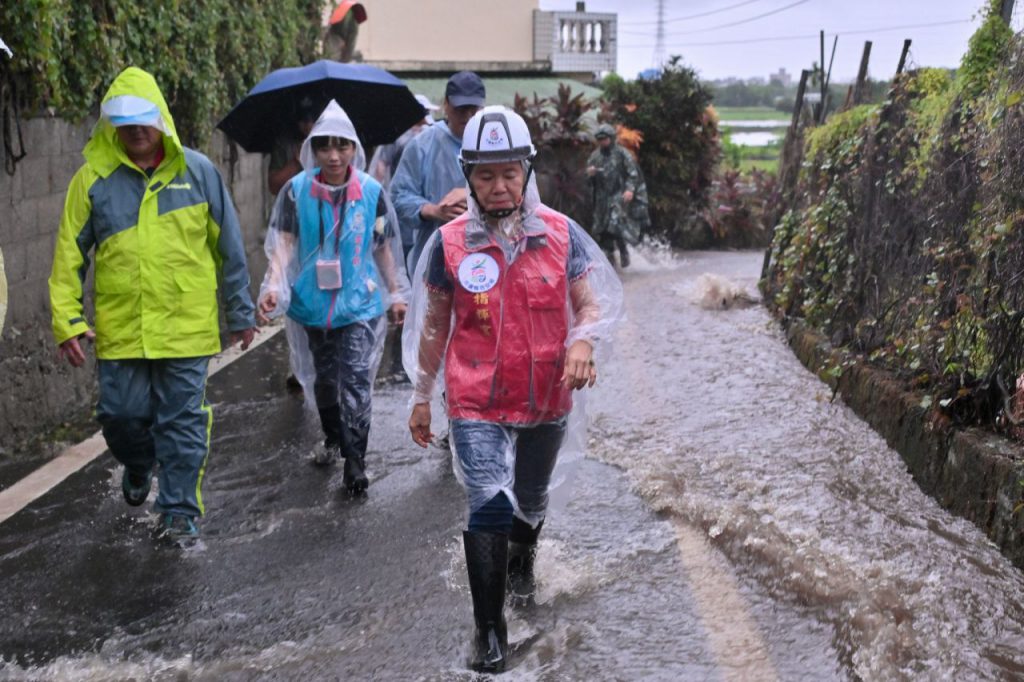 游淑貞冒雨逐戶撤離   守護鄉親安全　45戶86人完成安置插图1